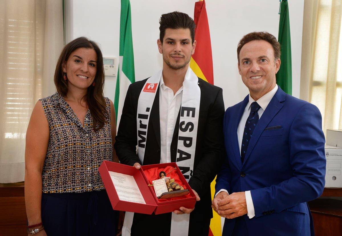 El alcalde recibe al Mister España Internacional 2015, el portuense Alejandro Nieto