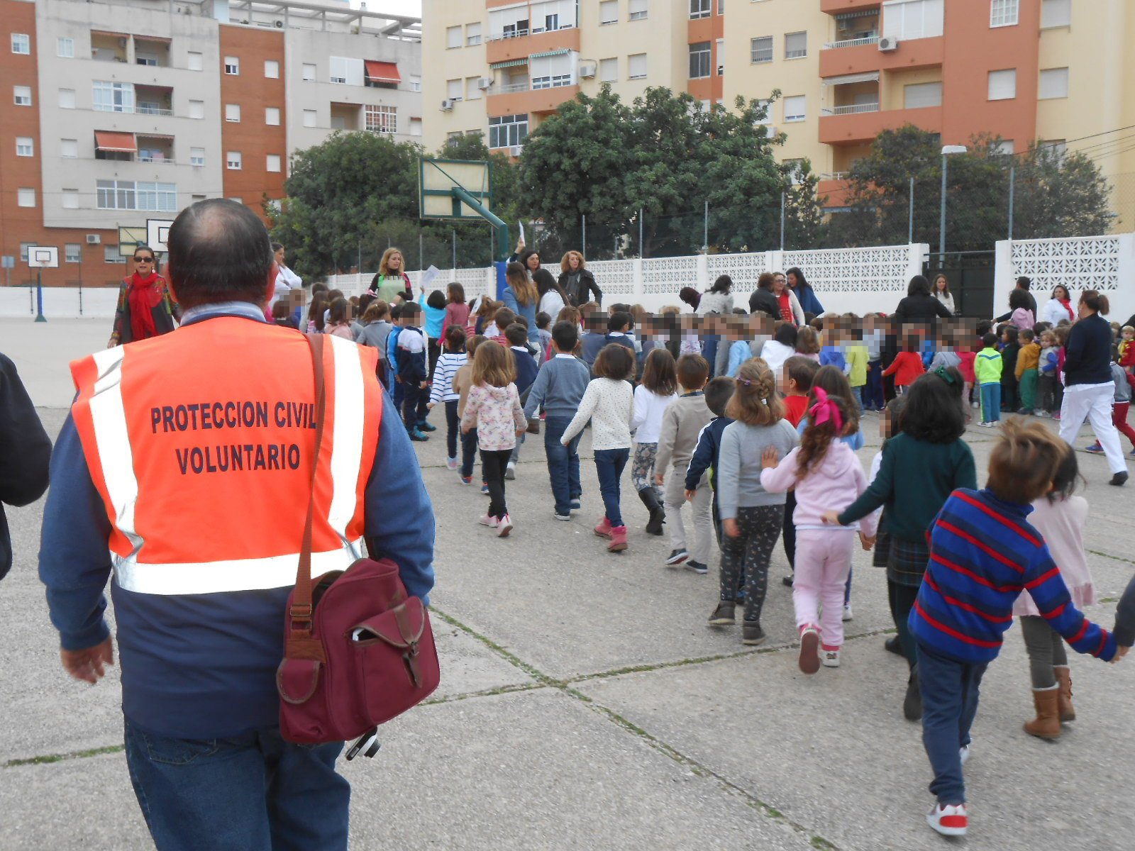 Protección civil colabora con dos centros educativos en simulacros de evacuación