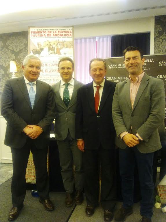 El alcalde y el concejal de Plaza de Toros apoyan el fomento de la cultura taurina junto a La Gallosina El alcalde y el concejal de Plaza de Toros apoyan el fomento de la cultura taurina junto a La Gallosina