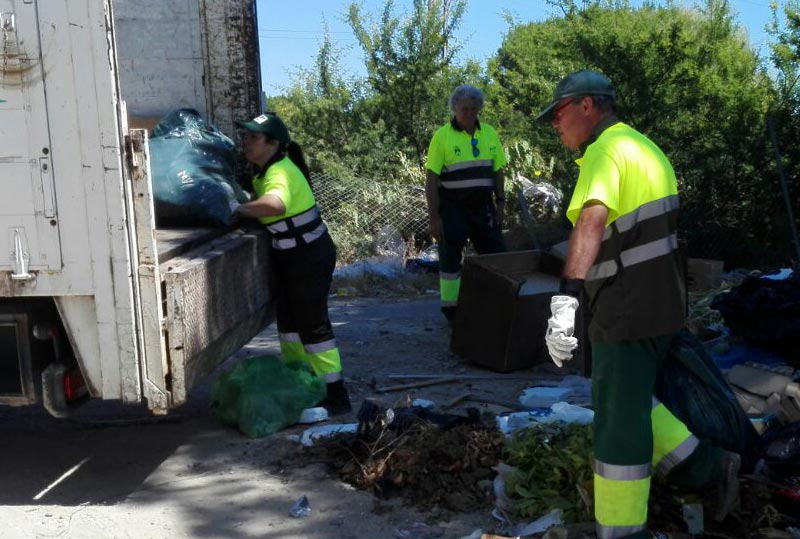 Policía Local y Medio Ambiente ponen en marcha una campaña de control de vertidos en bidones de basura