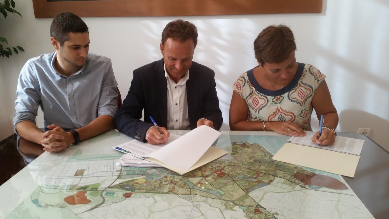 La Junta y el Ayuntamiento portuense firman el convenio de traslado de la estación marítima a la antigua lonja pesquera