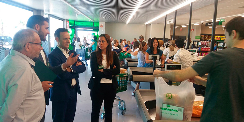 El alcalde visita las renovadas instalaciones del supermercado Mercadona en Las Salinas