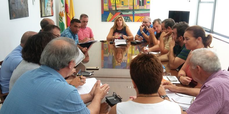 El Ayuntamiento aborda con los grupos municipales y el comité de empresa el pliego de autobuses