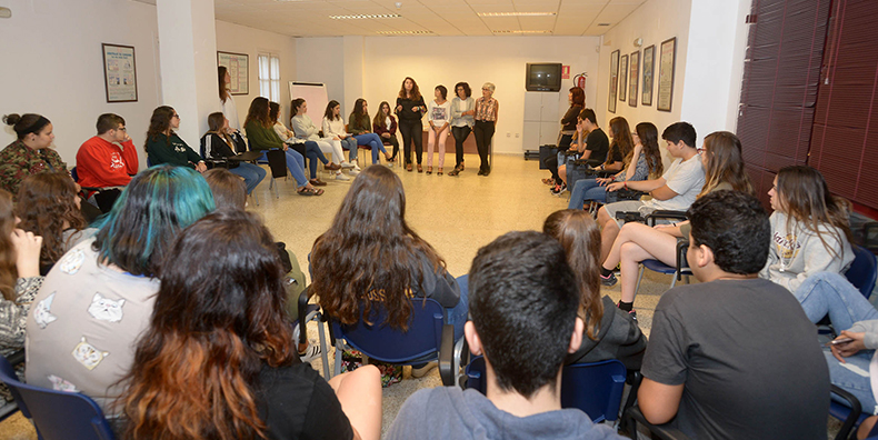 Estudiantes del IES Mar de Cádiz conoce la concejalía de Igualdad y los recursos municipales destinados a paliar la violencia de género