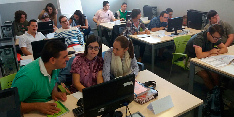 Alumnos y alumnas de FEPROAMI asisten a un curso de las TIC en el Centro Cívico