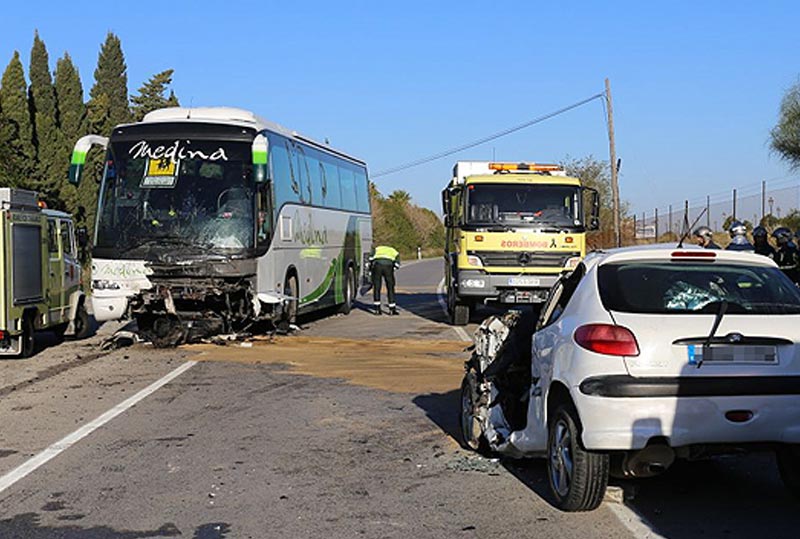 El Ayuntamiento lamenta la muerte de una persona en un accidente entre un autobús escolar y un turismo
