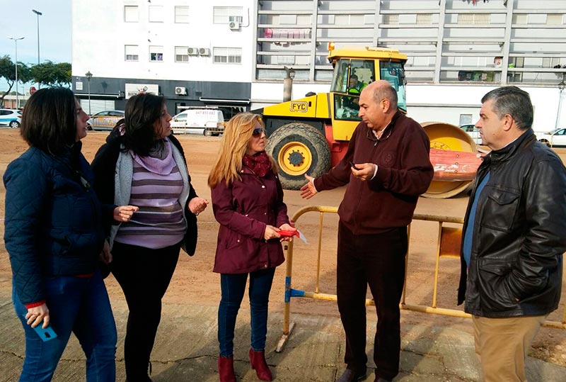 Carmen Ojeda visita las obras del nuevo aparcamiento en El Juncal