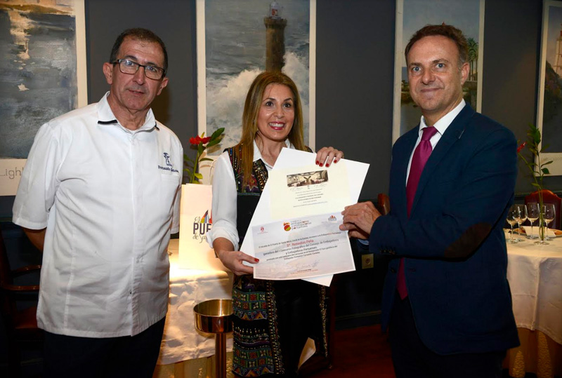El alcalde y Fernando Córdoba hacen entrega a Remedios Peña el premio del I Concurso Fotográfico del Consejo de Embajadores y Embajadoras