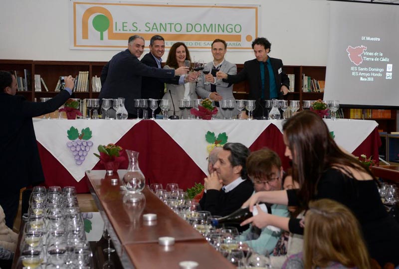 El alcalde preside la IX Muestra de Vinos Tintos de la Provincia de Cádiz en el IES Santo Domingo
