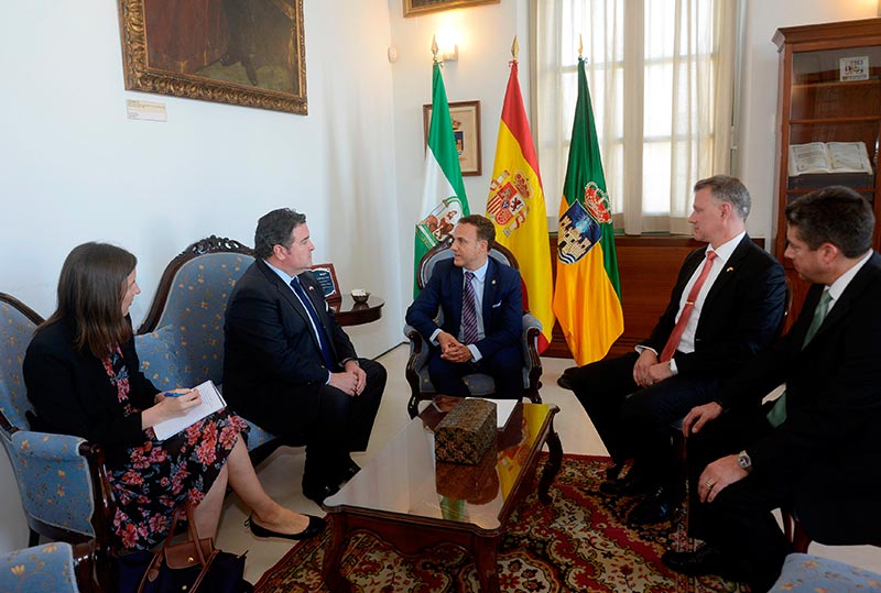 El alcalde recibe al nuevo embajador de Estados Unidos en España, Richard Duke Buchan