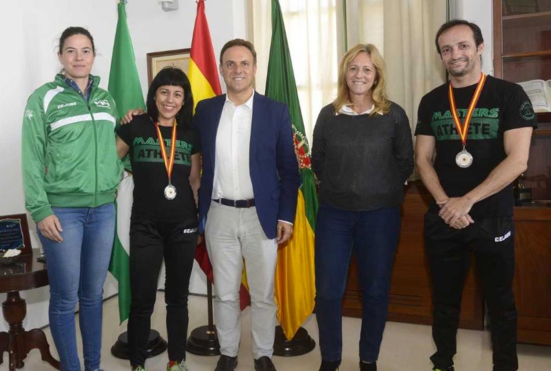 David de la Encina recibe a los atletas portuenses que participaron en el Campeonato de España de Halterofilia Master