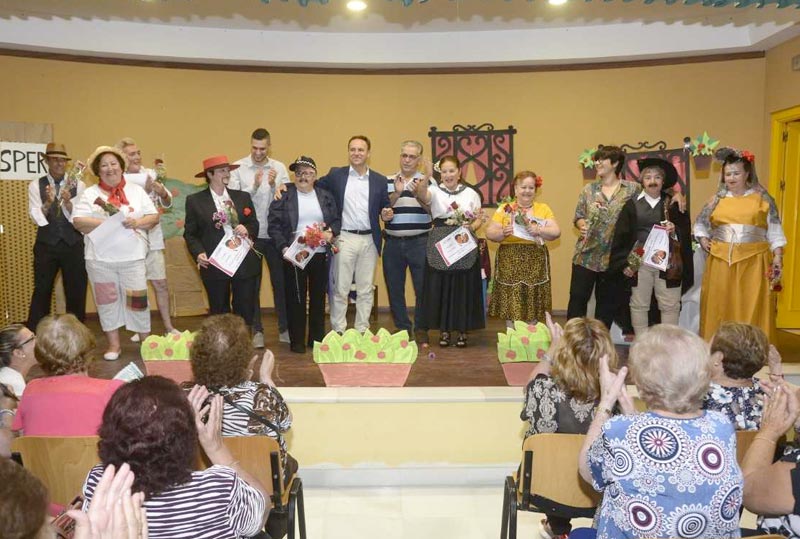 El alcalde acude a la representación teatral realizada en los talleres del Centro de Mayores Francisco Guerrero
