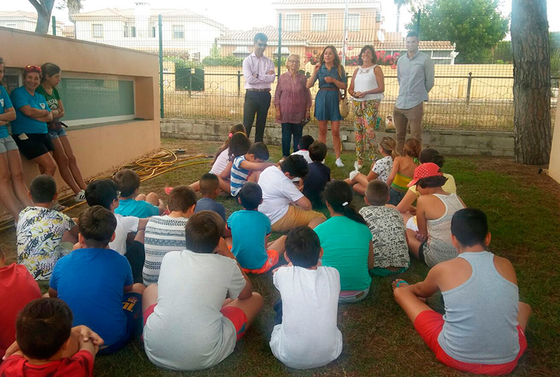 El Ayuntamiento y el Instituto Andaluz de la Mujer impulsan talleres de igualdad para los 85 menores de la Escuela de Verano