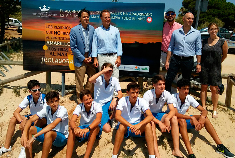 El alumnado de El Centro Inglés apadrina la Playa de La Muralla como un acto de concienciación medioambiental