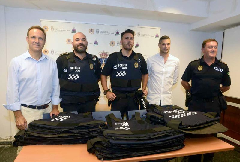 El alcalde entrega a los agentes de la Policía Local sus nuevos chalecos antibalas