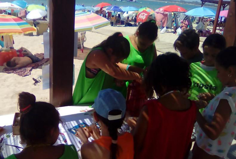 Niñas y niños aprenden valores medioambientales en la carpa de las playas de Valdelagrana y La Puntilla