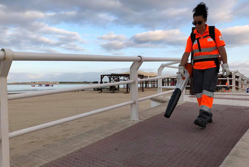 La nueva maquinaria de Playas facilita la limpieza en el paseo marítimo y los accesos al litoral