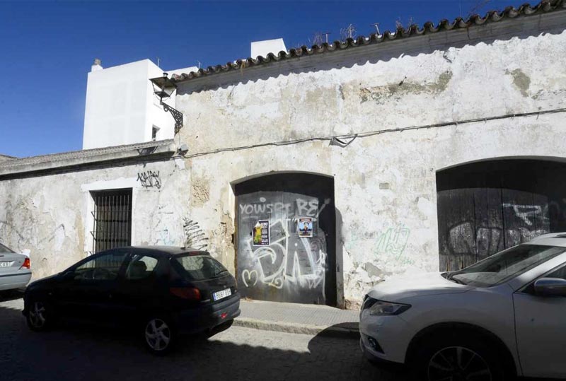 El alcalde anuncia el adecentamiento de las fincas abandonadas de la calle Los Moros 