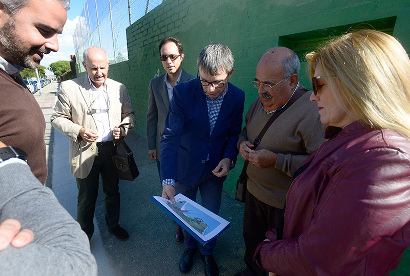 Carmen Ojeda visita junto a los representantes vecinales de Valdelagrana la obra que ejecuta Redexis Gas