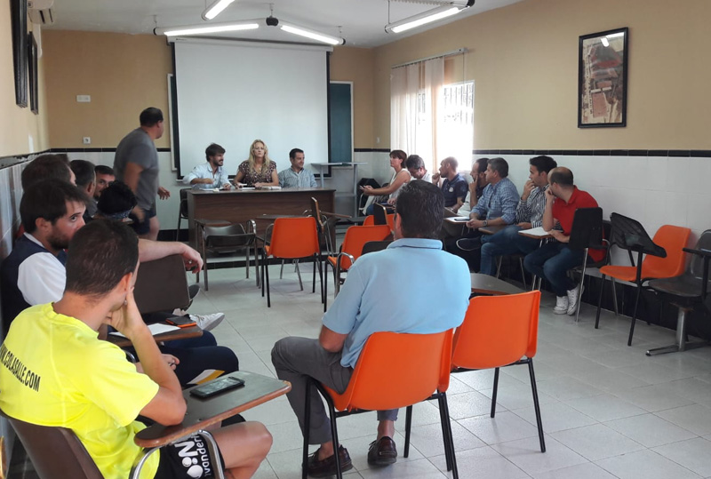 Ana María Arias informa a los clubes locales de las mejoras que va a realizar en el campo de fútbol de El Juncal