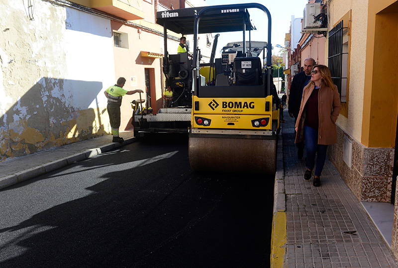 Infraestructura ejecuta trabajos de mejora del pavimento en varias calles de Los Frailes