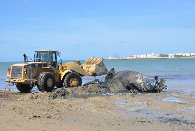 El Área de Medio Ambiente retira el velero varado en La Puntilla tras declararlo residuo