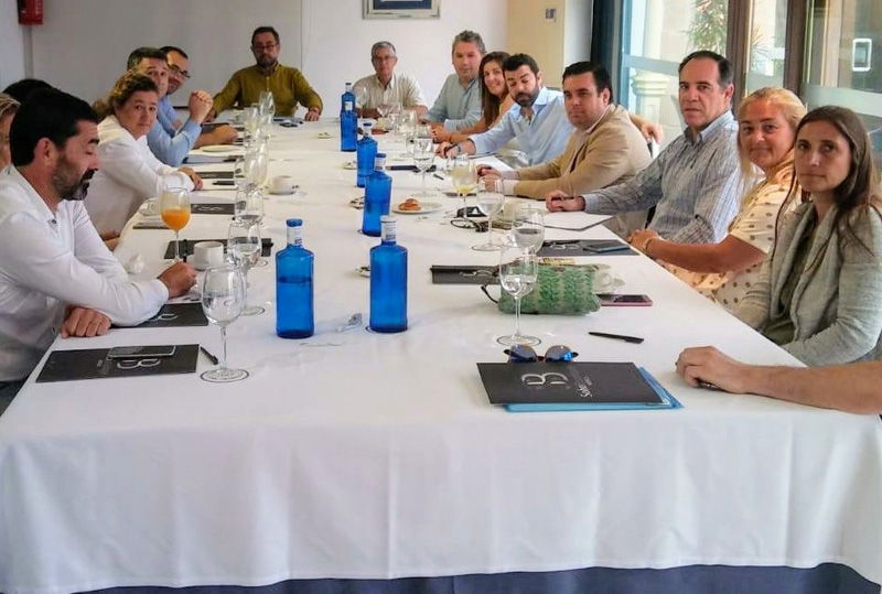 Curro Martínez se reúne con los hoteleros para trabajar en la mejora de los datos de ocupación de El Puerto
