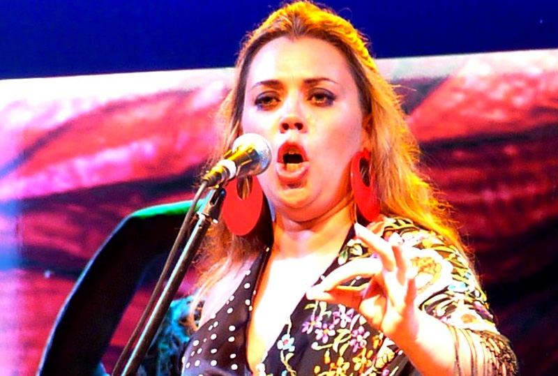 Calleja felicita a la cantaora portuense Aroa Cala, que ha sido galardonada en el XXIII Concurso Nacional de Cante Flamenco