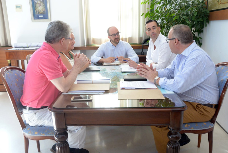 El alcalde de El Puerto agradece a la junta directiva de la Asociación de Belenistas Portuense “Ángel Martínez” su implicación en la ciudad como motor cultural