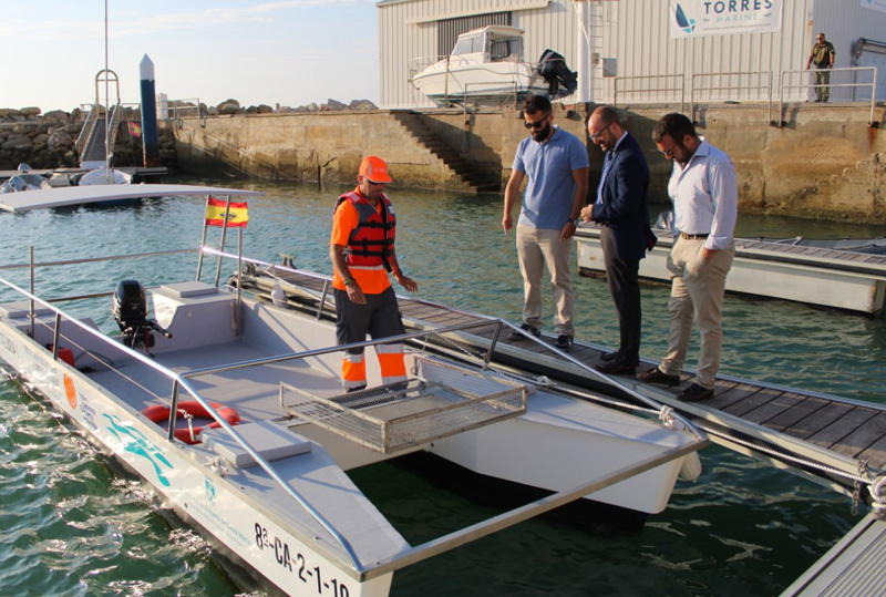 Medio Ambiente pone en servicio una embarcación para retirar los residuos flotantes del agua