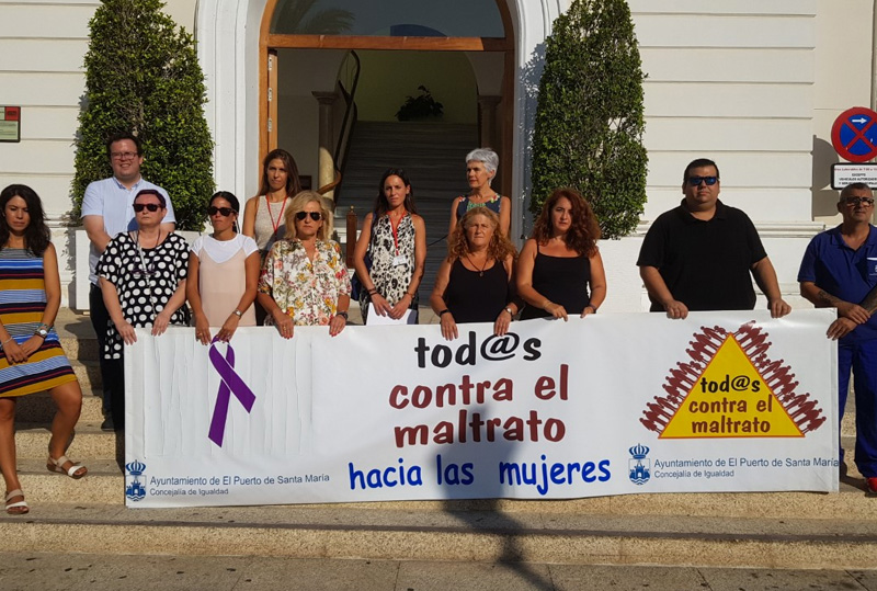 La concejala de Igualdad, María del Carmen Lara, asistió a una concentración de repulsa contra la violencia machista