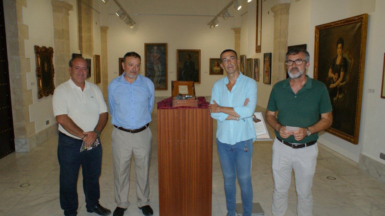 El concejal de Patrimonio Histórico, David Calleja, presenta la pieza del mes, un sextante de seis pulgadas de radio