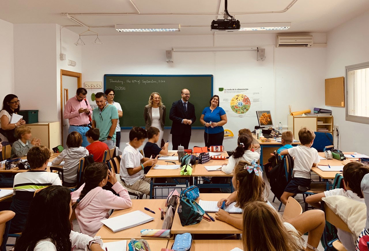 Beardo y Campos acompañan a los niños de Infantil y Primaria del CEIP Costa Oeste y el Luisa de Marillac con motivo del inicio del Curso Escolar 2019/20