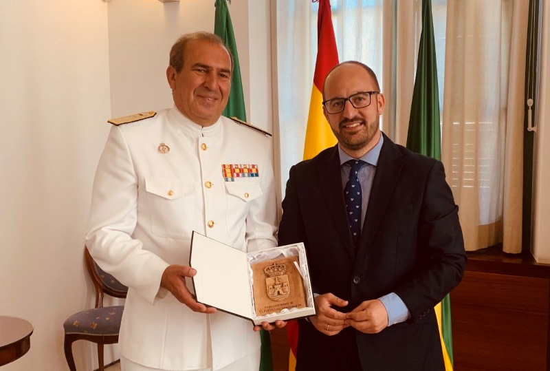 El alcalde de El Puerto se despide del Almirante de la Base Naval de Rota con motivo de su cambio de destino