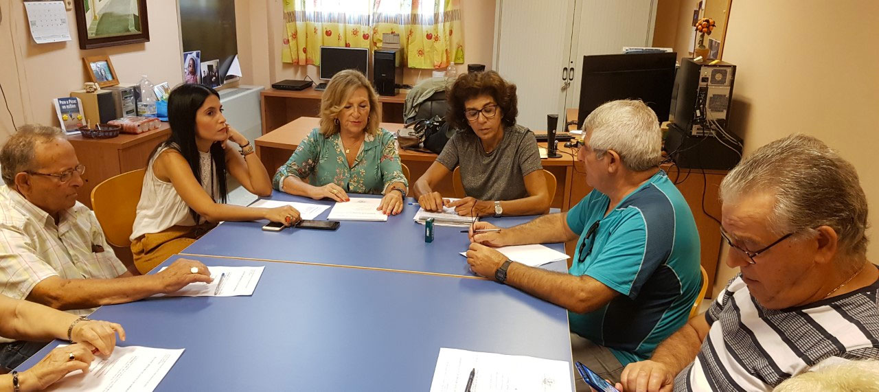 La concejal de Servicios Sociales, Familia e Igualdad, María del Carmen Lara, se reúne con la junta directiva del Centro de Servicios Sociales “Francisco Guerrero”