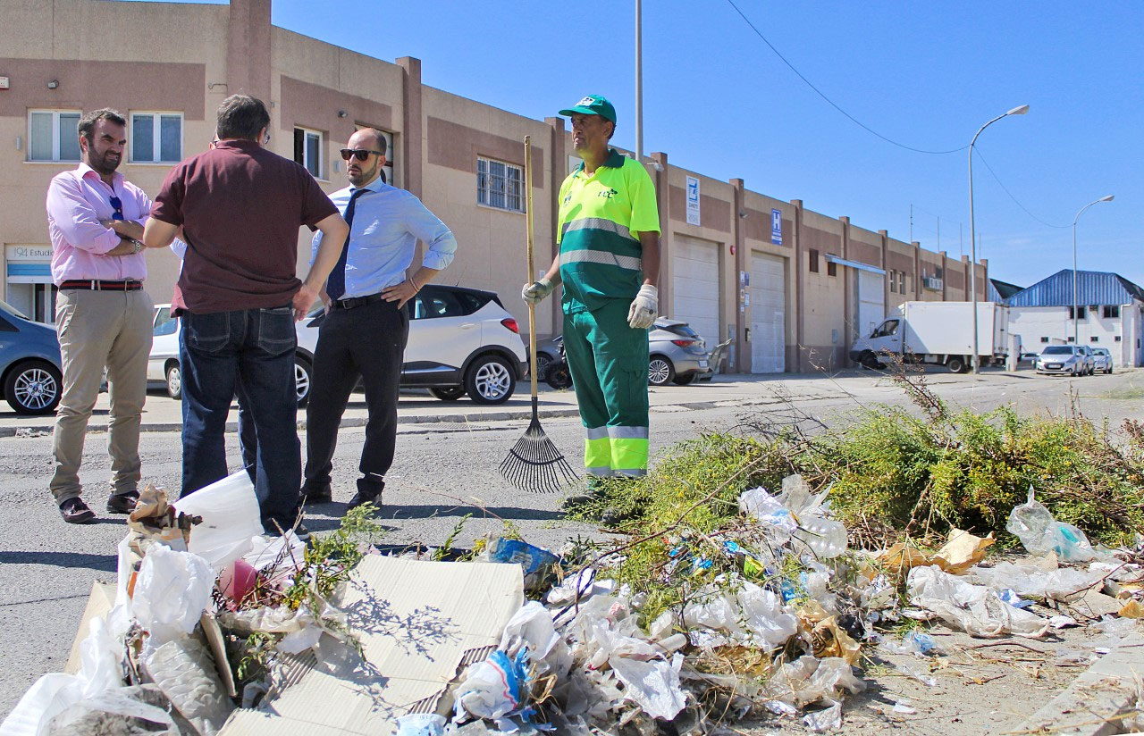 El alcalde de El Puerto supervisa el dispositivo especial de limpieza integral de los polígonos portuenses