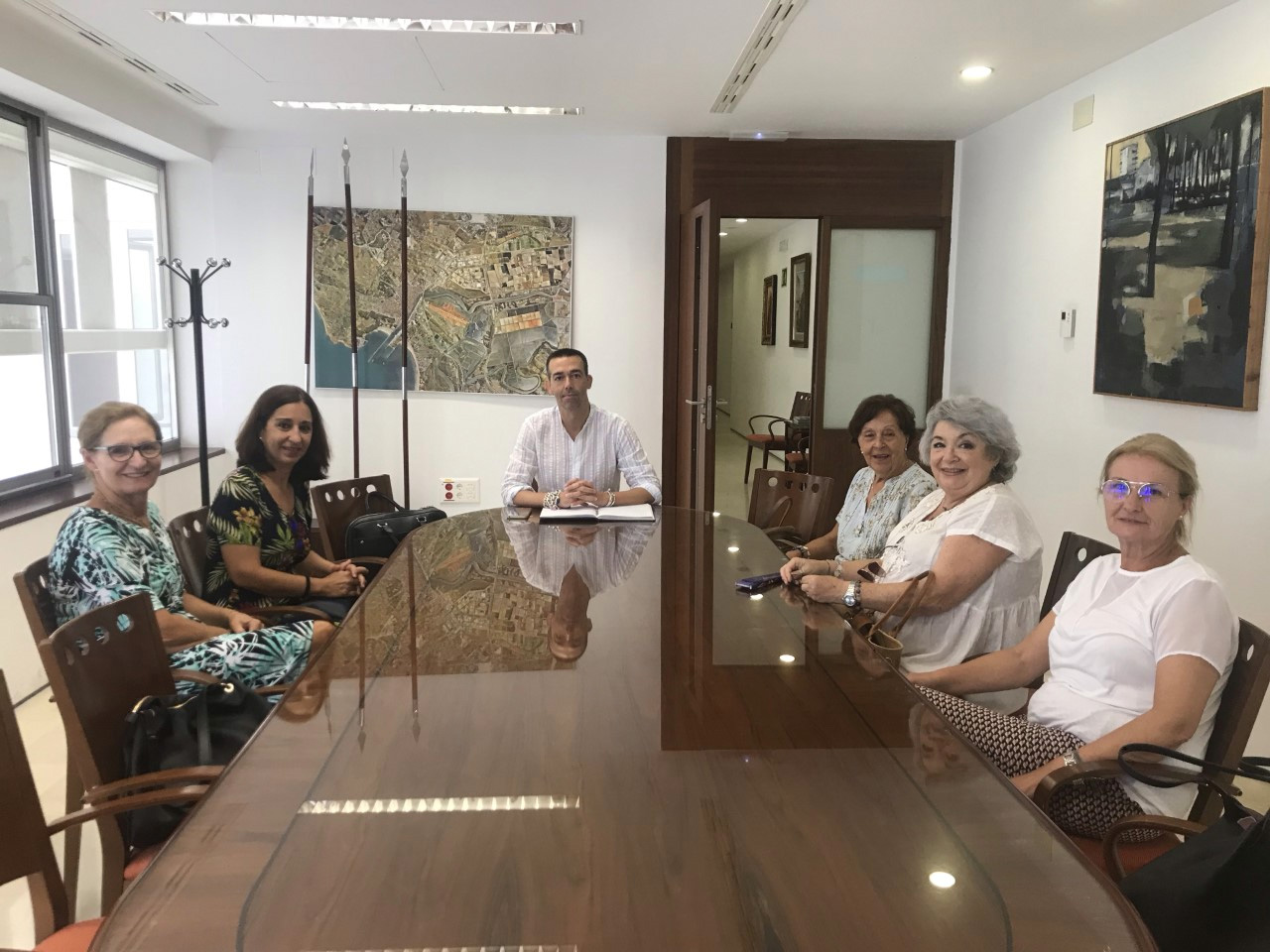 El teniente de alcalde de Fiestas, David Calleja, se reúne con la nueva junta directiva de la Asociación de Amas de Casa Virgen de los Milagros