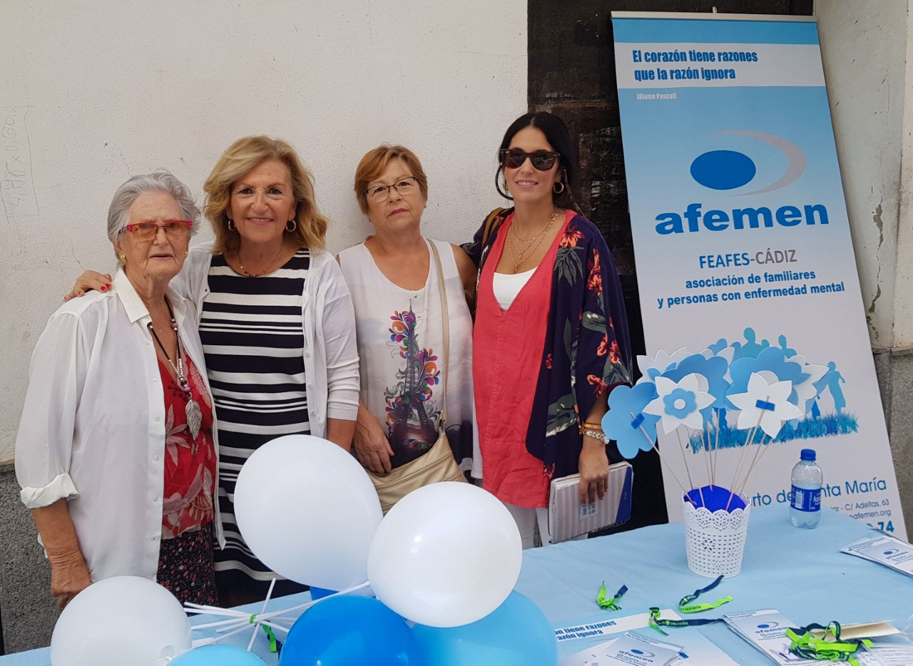 La concejal de Servicios Sociales, María del Carmen Lara, visita el stand de Afemen con motivo del Día Mundial de la Salud Mental