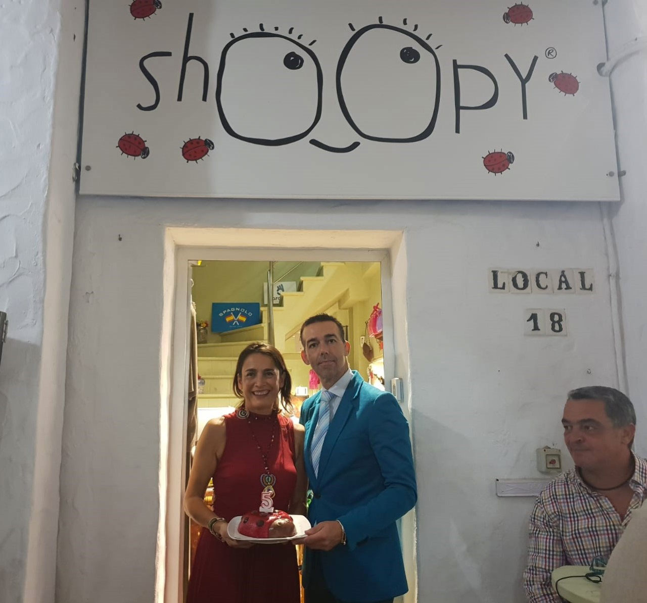 El teniente de alcalde de Fiestas, David Calleja, asiste a la celebración del quinto aniversario del establecimiento Shoopy