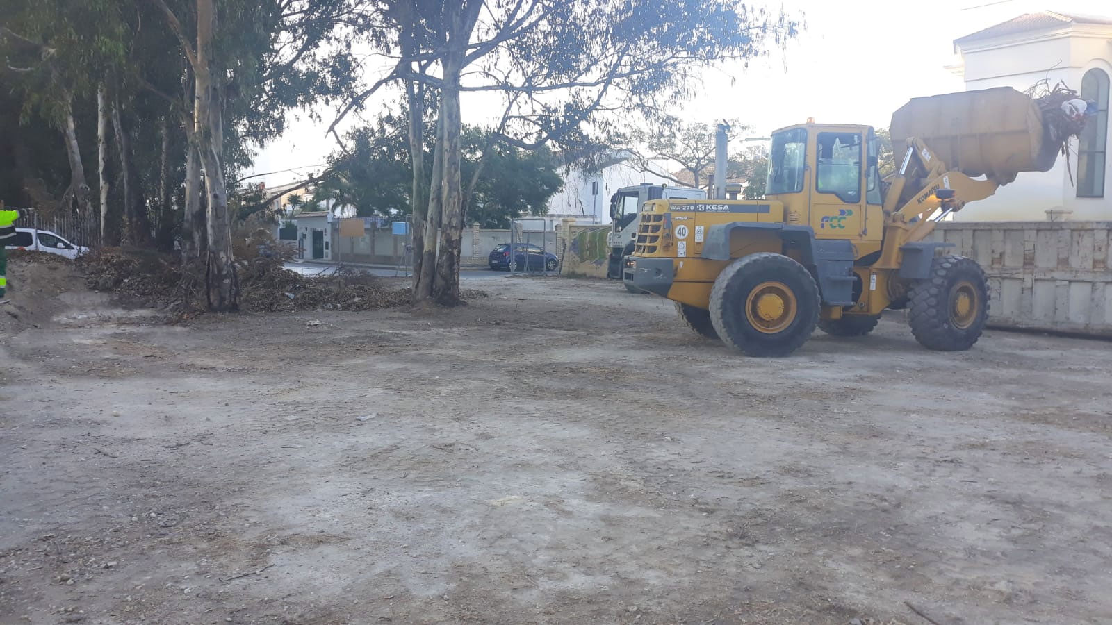 El Ayuntamiento limpia y desratiza el interior del Centro Público de Valdelagrana y la parcela municipal anexa