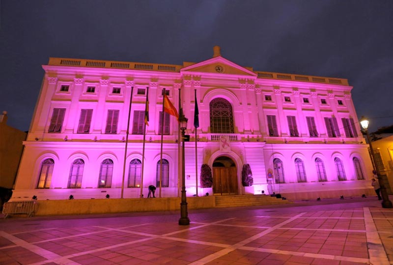 La fachada principal del Ayuntamiento se ilumina de rosa con motivo de la celebración del Día Mundial del Cáncer de mama