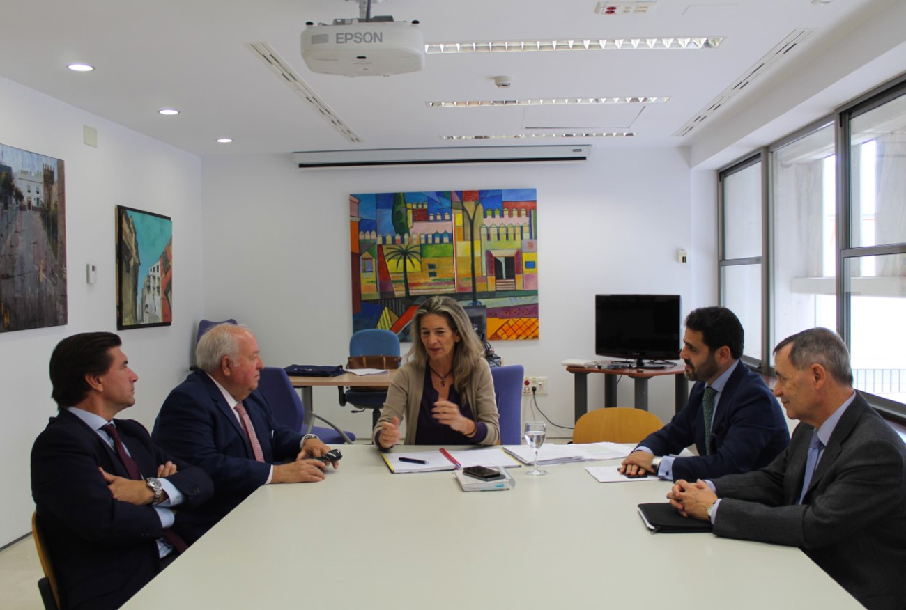 Danuxia Enciso traslada a los empresarios de la construcción que el equipo de Gobierno trabaja para fomentar la inversión en El Puerto