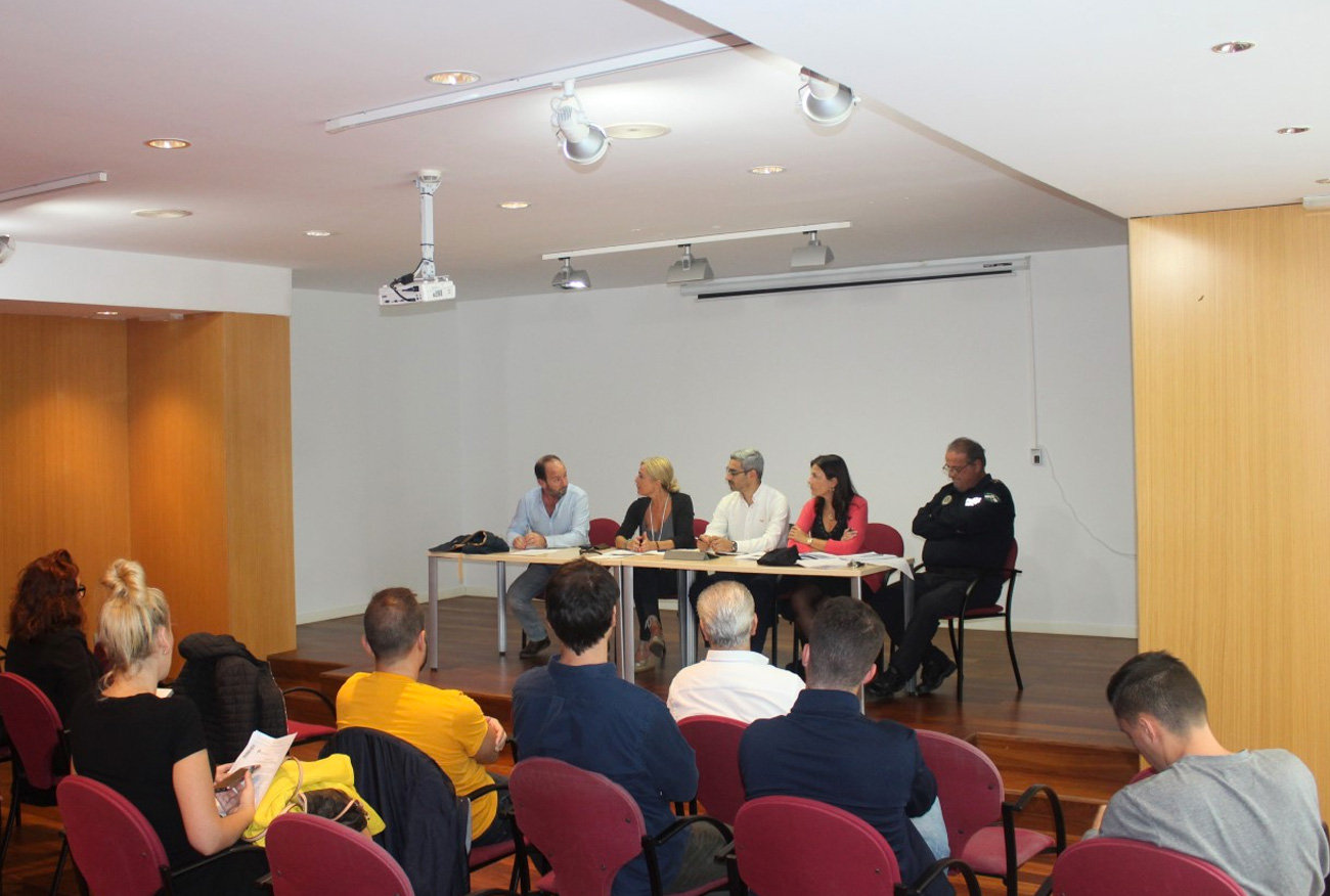 Un encuentro informativo presenta el bando de zambombas a representantes de asociaciones comerciales y hosteleros