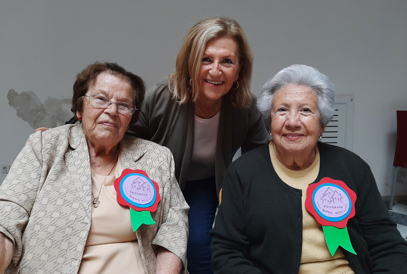 La concejal de Servicios Sociales, María del Carmen Lara, asistió al Día del Mayor, celebrado en el Palacio de Purullena