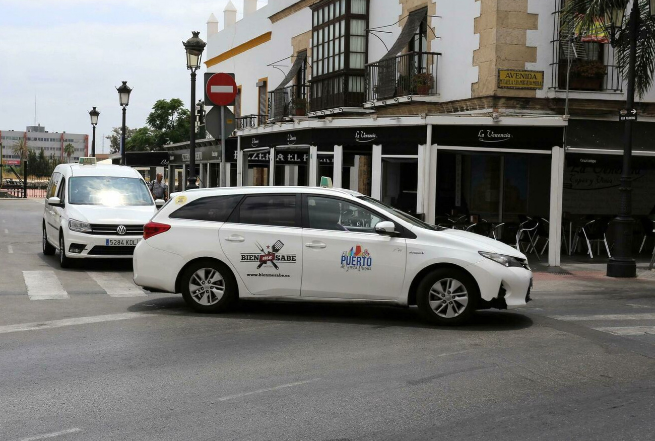 El equipo de Gobierno se compromete con el sector del taxi de El Puerto a velar para que los VTC cumplan estrictamente con la Ley