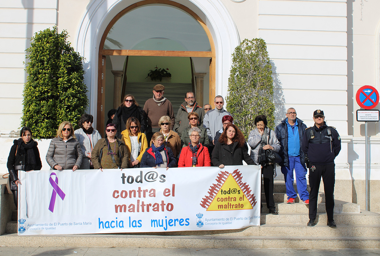 La concejal María del Carmen Lara asiste a una concentración de repulsa a la violencia machista