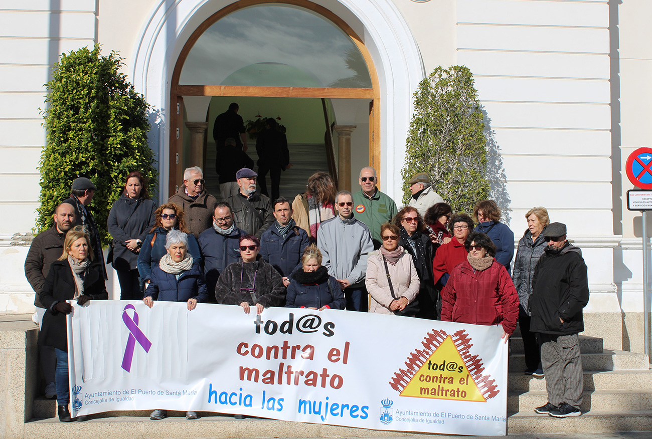 La concejal María del Carmen Lara asiste a una concentración de repulsa a la violencia machista