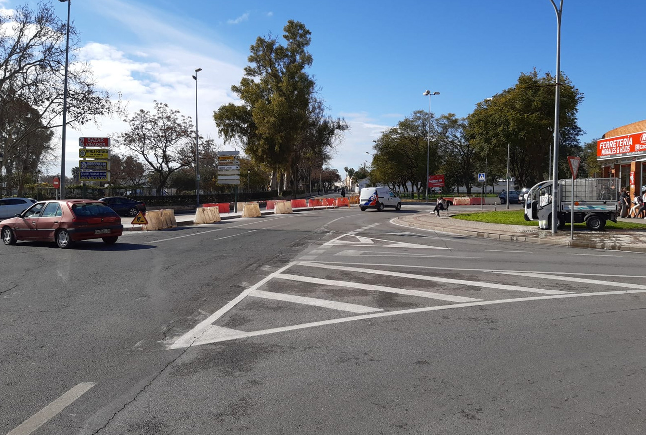 Mantenimiento Urbano inicia el asfaltado en Avenida Sanlúcar y calle Toneleros para mejorar el acceso a la ciudad