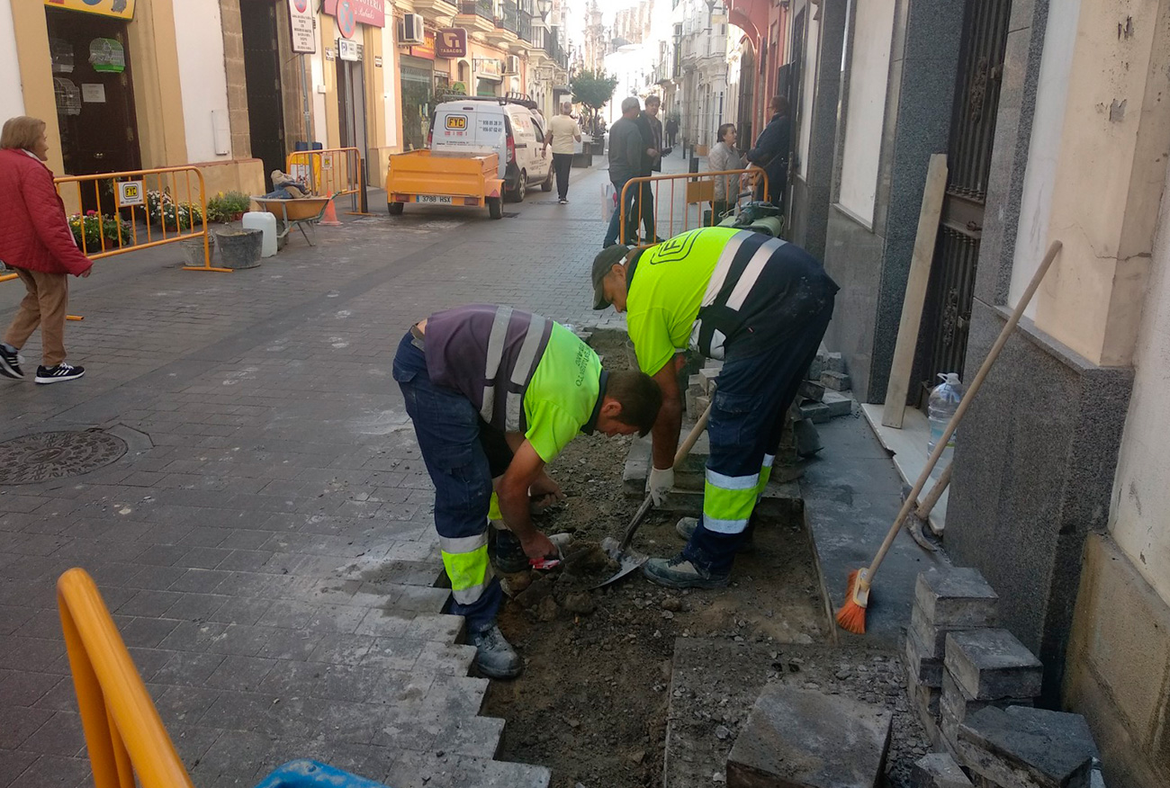 Mantenimiento Urbano inicia el arreglo de desperfectos en las calles del casco histórico de la ciudad