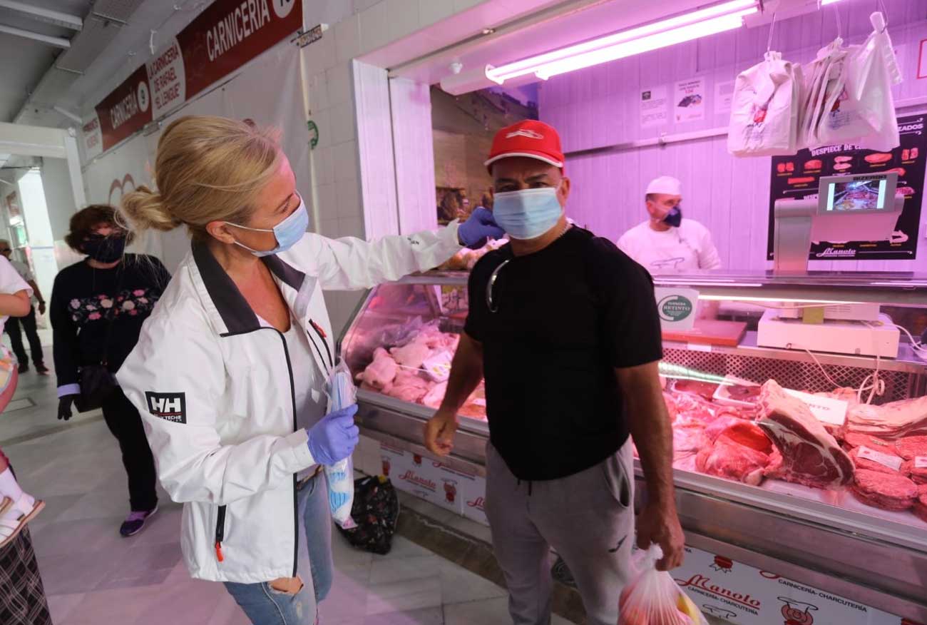 Reparto de mascarillas higiénicas a los usuarios del Mercado de Abastos